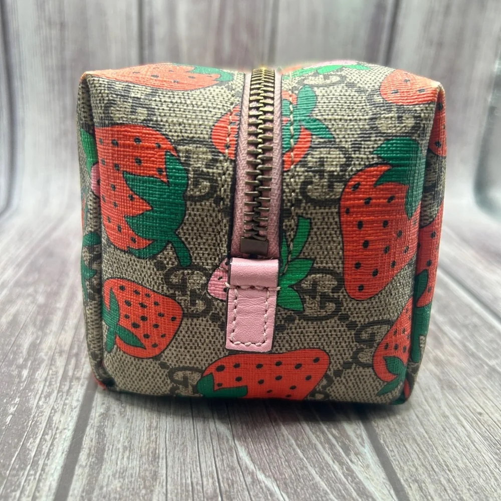🍓GUCCI Strawberry GG Supreme Large Cosmetic Bag Pouch Limited Edition RARE